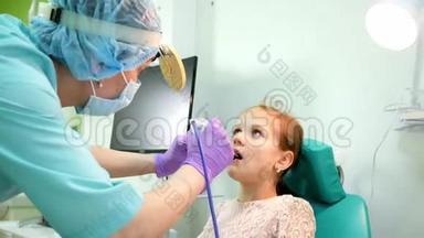 儿童耳鼻喉科医生检查儿童，操作住院治疗，医生治疗病人耳鼻喉科疾病，医生